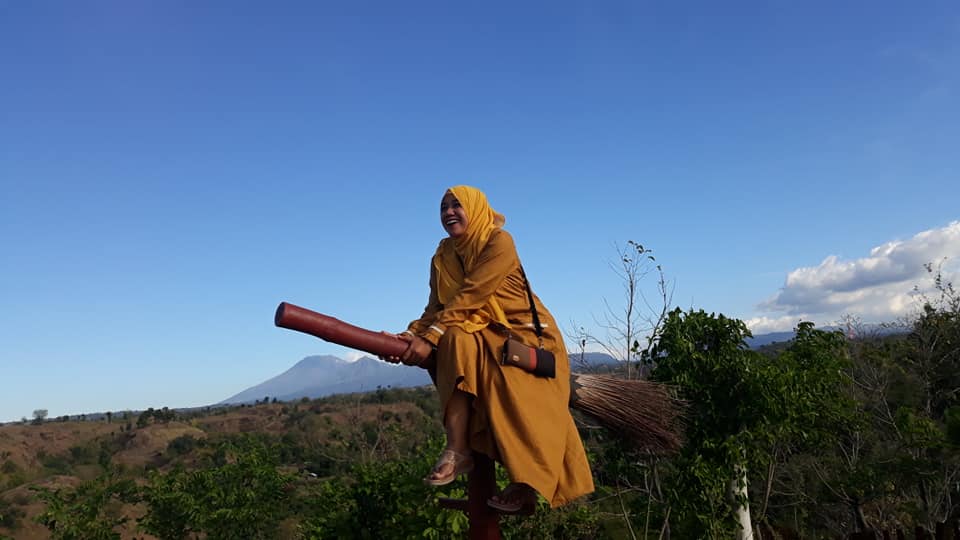 contoh spot selfie unik: sapu terbang